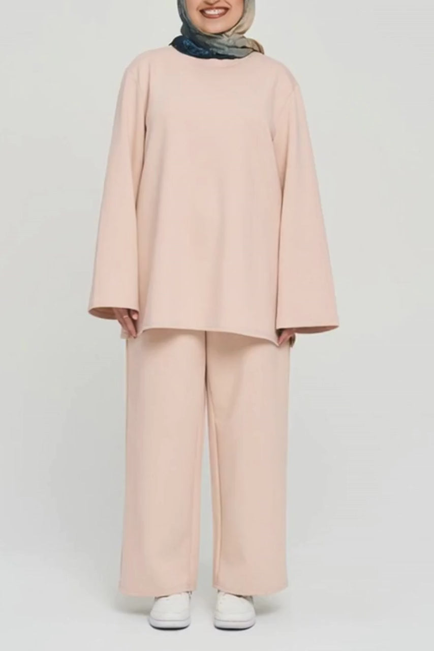 A video of the Raha Lounge Set in Vanilla by Momina Hijabs